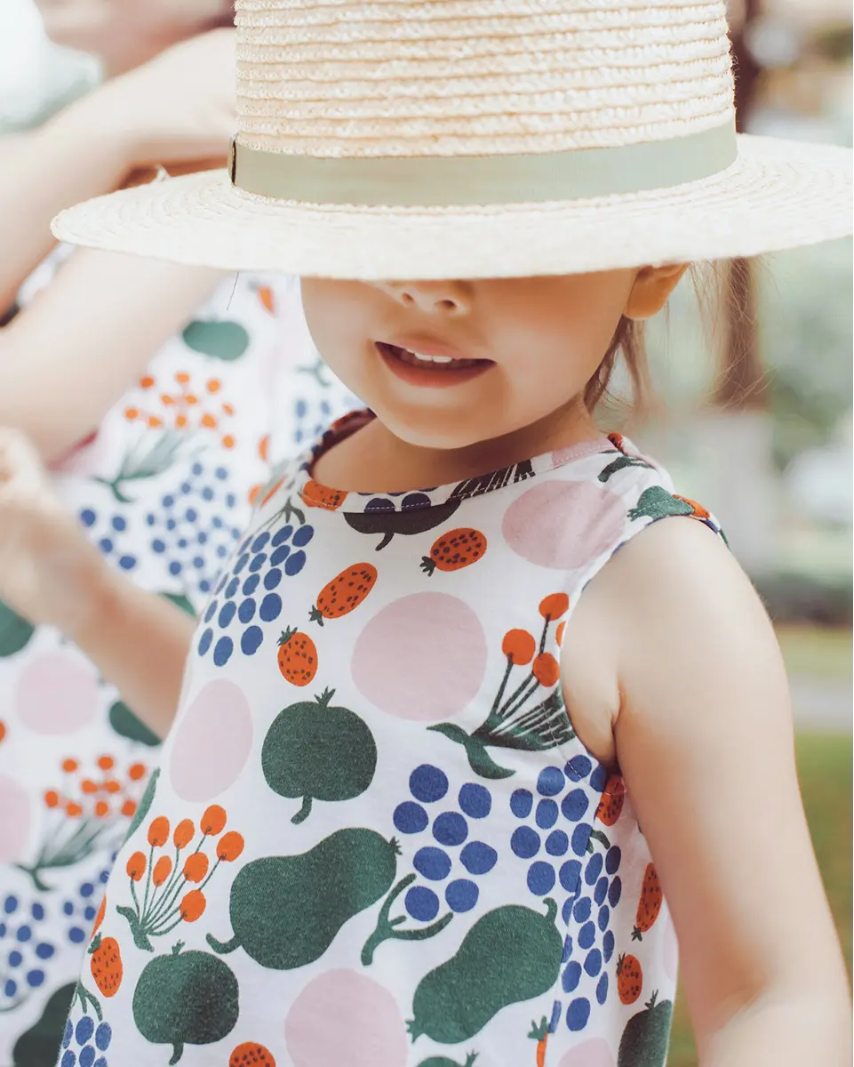vêtements enfants many kidz exposés sur un portant
